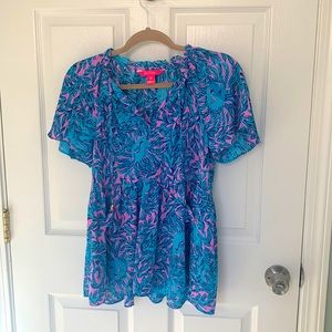 Lilly Pulitzer blouse, size xs. Never worn but don’t have tags. Adorable shirt!